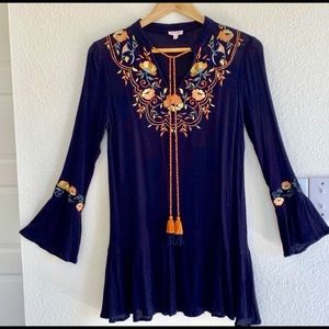 En Creme Embroidered Top, bell sleeves, Size Small